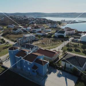 Kuća sa više stambenih jedinica, 2 minute hoda do mora, Ljubač, 550m2

