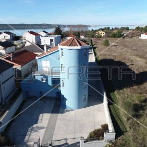Kuća sa više stambenih jedinica, 2 minute hoda do mora, Ljubač, 550m2
