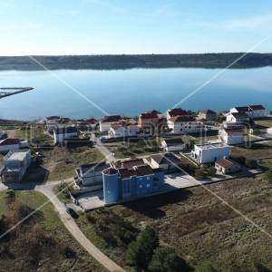 Kuća sa više stambenih jedinica, 2 minute hoda do mora, Ljubač, 550m2

