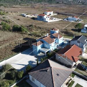 Kuća sa više stambenih jedinica, 2 minute hoda do mora, Ljubač, 550m2
