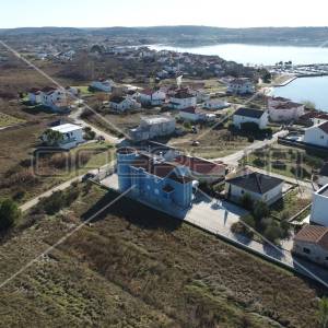 Kuća sa više stambenih jedinica, 2 minute hoda do mora, Ljubač, 550m2
