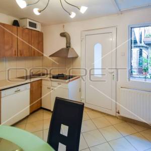 Kuća u nizu u staroj jezgri, Kaštel Lukšić, 90 m2