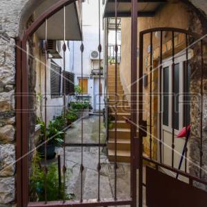 Kuća u nizu u staroj jezgri, Kaštel Lukšić, 90 m2