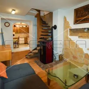 Kuća u nizu u staroj jezgri, Kaštel Lukšić, 90 m2