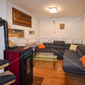 Kuća u nizu u staroj jezgri, Kaštel Lukšić, 90 m2