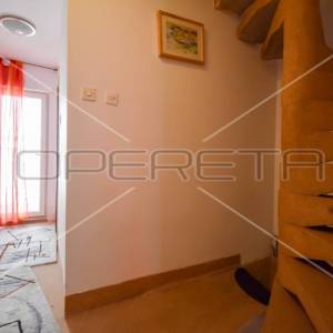 Kuća u nizu u staroj jezgri, Kaštel Lukšić, 90 m2