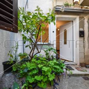 Kuća u nizu u staroj jezgri, Kaštel Lukšić, 90 m2