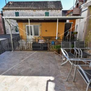Kuća u nizu u staroj jezgri, Kaštel Lukšić, 90 m2