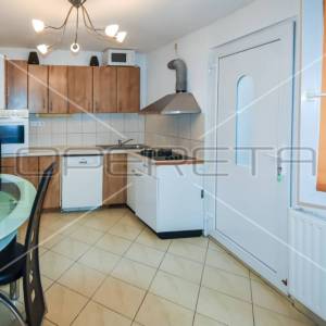 Kuća u nizu u staroj jezgri, Kaštel Lukšić, 90 m2