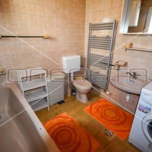 Kuća u nizu u staroj jezgri, Kaštel Lukšić, 90 m2