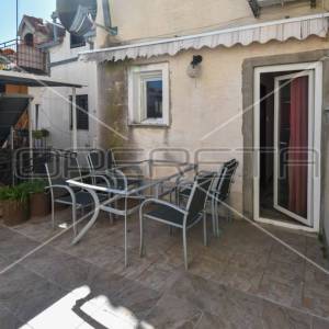 Kuća u nizu u staroj jezgri, Kaštel Lukšić, 90 m2