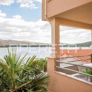 Kuća uz more s 4 stana, Šibenik- Žaborić