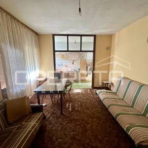 Kuća za adaptaciju na parceli od 700 m2, Knin
