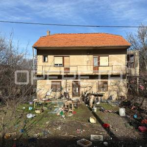 Kuća za adaptaciju na parceli od 700 m2, Knin

