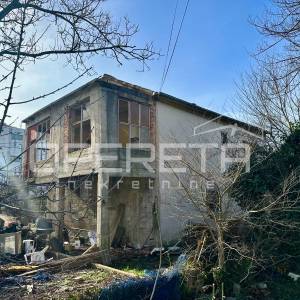Kuća za adaptaciju na parceli od 700 m2, Knin
