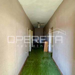 Kuća za adaptaciju na parceli od 700 m2, Knin
