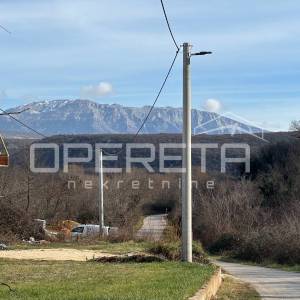 Kuća za adaptaciju na parceli od 700 m2, Knin
