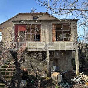 Kuća za adaptaciju na parceli od 700 m2, Knin
