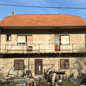 Kuća za adaptaciju na parceli od 700 m2, Knin
