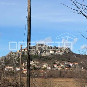 Kuća za adaptaciju na parceli od 700 m2, Knin
