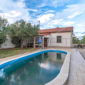 Kuća za odmor 75m2 s bazenom i pogledom na more