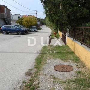 KUKULJANOVO, ČAVLE- starina 200m2 + građevinsko zemljište 11500m2 u industrijskoj zoni (namjena: trgovačka, zanatska, industrij...