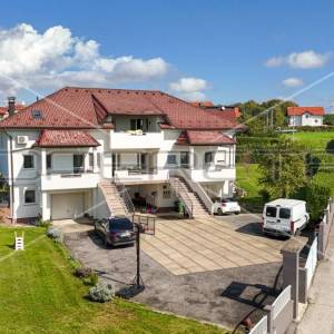 Kvalitetna kuća s 4 stana i 2 garaže na velikoj parceli, Sesvete
