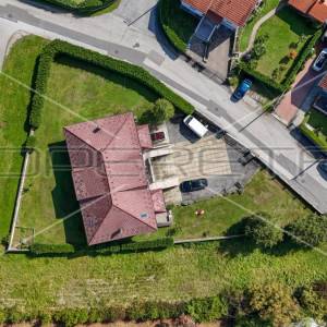Kvalitetna kuća s 4 stana i 2 garaže na velikoj parceli, Sesvete
