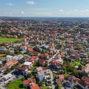 Kvalitetna kuća s 4 stana i 2 garaže na velikoj parceli, Sesvete
