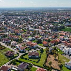 Kvalitetna kuća s 4 stana i 2 garaže na velikoj parceli, Sesvete
