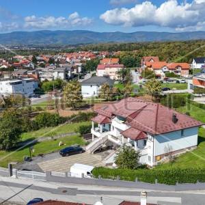 Kvalitetna kuća s 4 stana i 2 garaže na velikoj parceli, Sesvete
