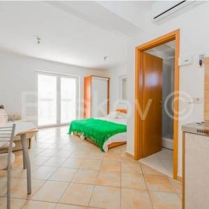 Kvalitetno građena i opremljena kuća, Rogoznica, prodaja