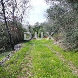 LABIN, SVETA MARINA- građevinsko zemljišto 435m2 sa starom kućom, s pogledom na more i idejnim projektom