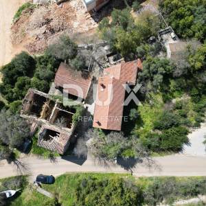 LABIN, SVETA MARINA- građevinsko zemljišto 435m2 sa starom kućom, s pogledom na more i idejnim projektom