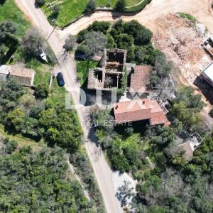 LABIN, SVETA MARINA- građevinsko zemljišto 435m2 sa starom kućom, s pogledom na more i idejnim projektom