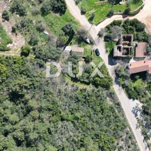 LABIN, SVETA MARINA- građevinsko zemljišto 435m2 sa starom kućom, s pogledom na more i idejnim projektom