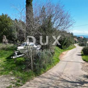 LABIN, SVETA MARINA- građevinsko zemljišto 435m2 sa starom kućom, s pogledom na more i idejnim projektom