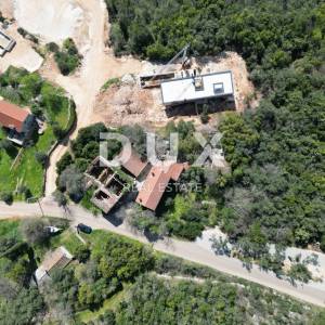 LABIN, SVETA MARINA- građevinsko zemljišto 435m2 sa starom kućom, s pogledom na more i idejnim projektom