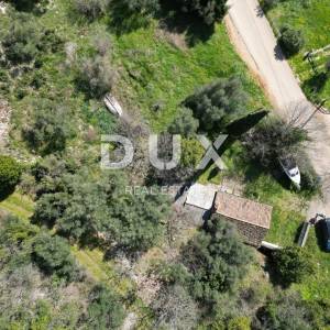 LABIN, SVETA MARINA- stara kuća s građevinskim zemljištem 935m2, pogledom na more i 2 idejna projekta