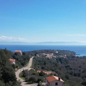 LABIN, SVETA MARINA- stara kuća s građevinskim zemljištem 935m2, pogledom na more i 2 idejna projekta