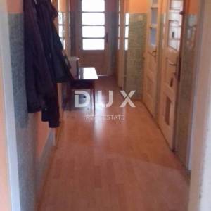 LIKA, OTOČAC – Stan 82 m² s potkrovljem za prenamjenu u još jedan stan+ građevinsko zemljište, TOP lokacija u centru!