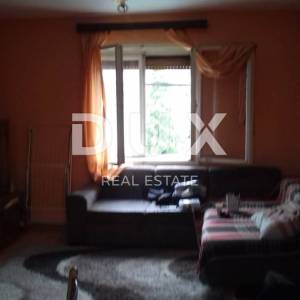 LIKA, OTOČAC – Stan 82 m² s potkrovljem za prenamjenu u još jedan stan+ građevinsko zemljište, TOP lokacija u centru!