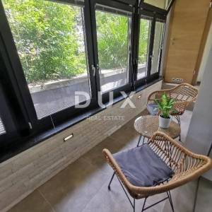 LOVRAN, CENTAR - Ugostiteljski objekt sa uhodanim poslom i apartmanom