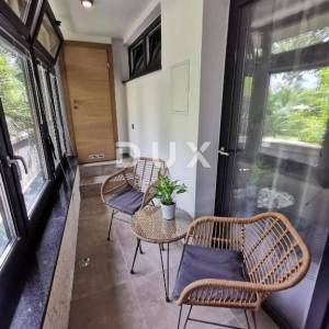 LOVRAN, CENTAR - Ugostiteljski objekt sa uhodanim poslom i apartmanom