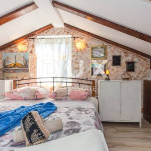 LOVRAN - dvoetažni stan u prekrasnoj dvojnoj kući s bazenom i panoramskim pogledom na more