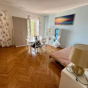 LOVRAN - Predivan studio apartman sa velikom terasom i pogledom na more!