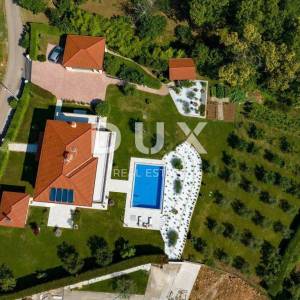 LOVRAN - Visoko luksuzna obiteljska vila smještena u manjem naselju