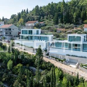 Luksuzna Vila na Korčuli: Oaza Mediteranskog Života s Pogledom na More