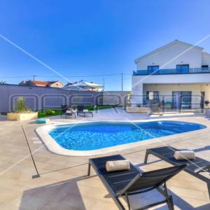 LUKSUZNA VILA S BAZENOM U NOVOM VINODOLSKOM!