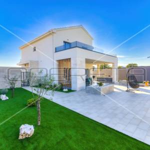LUKSUZNA VILA S BAZENOM U NOVOM VINODOLSKOM!
